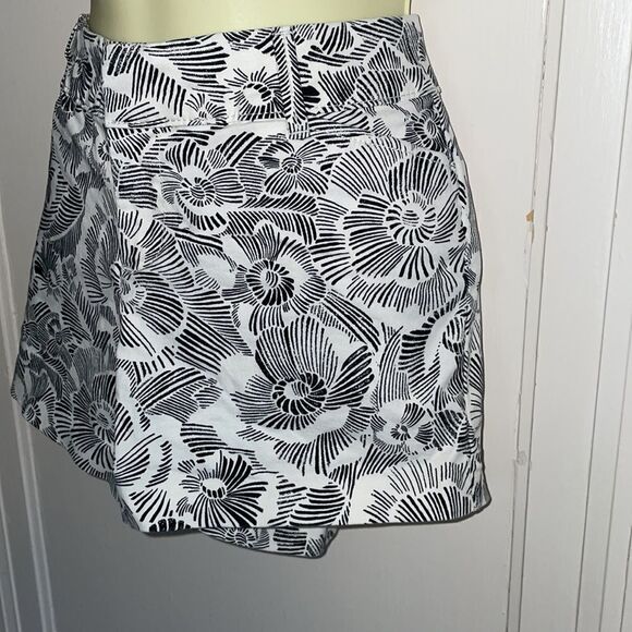 Old Navy “Pixie” black & white floral design shorts - Picture 2 of 5